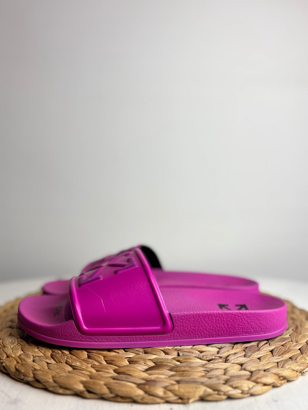 Off-White Arrow Logo Embossed Fuchsia Slides